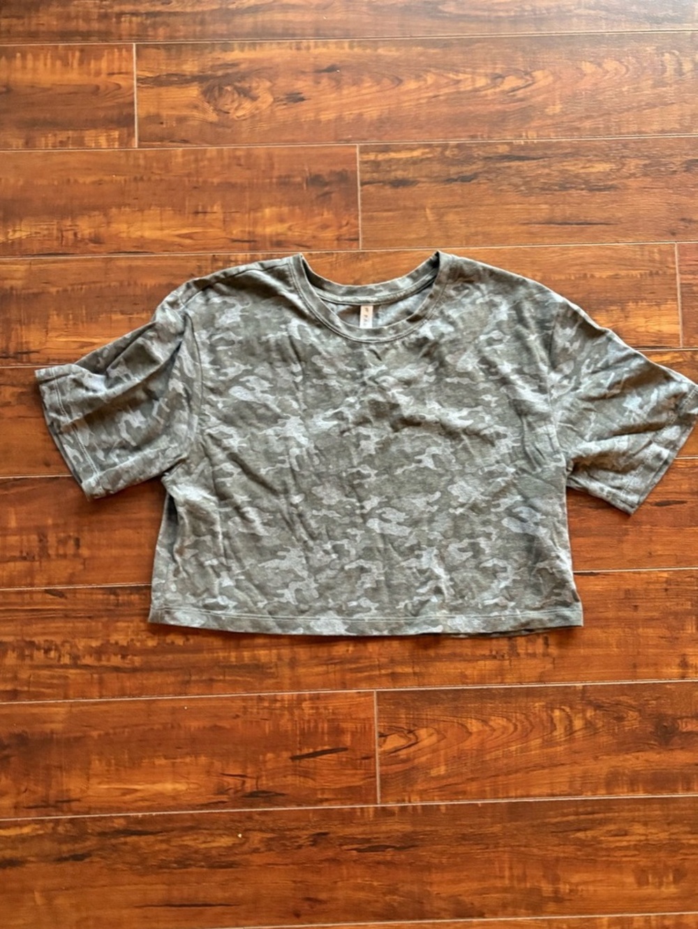 Fabletics Gray Camo Cropped Short Sleeve Shirt Gray Medium
